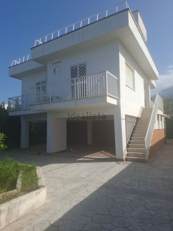 casa indipendente in vendita a Carini in zona Piraineto