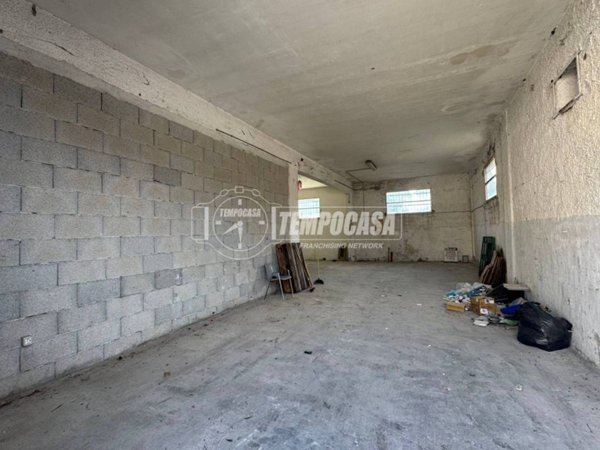 locale commerciale in vendita a Carini