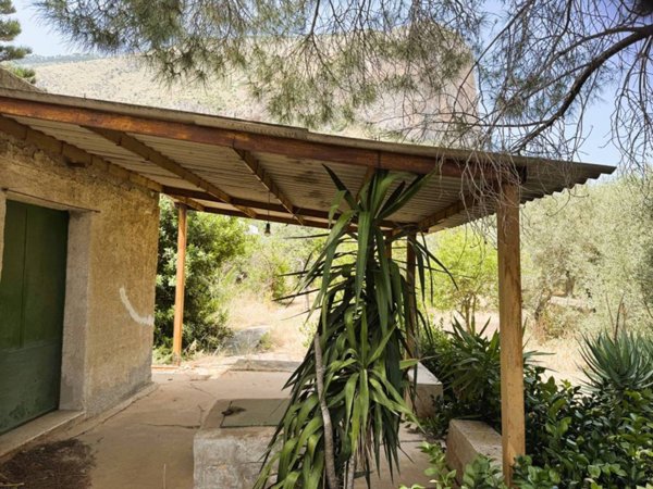 locale commerciale in vendita a Carini in zona Piraineto