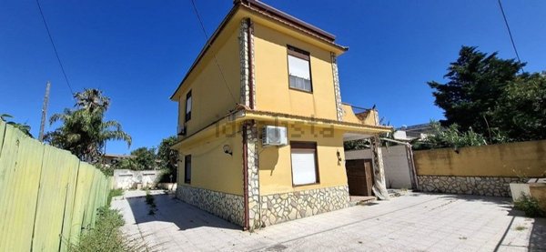 casa indipendente in vendita a Carini