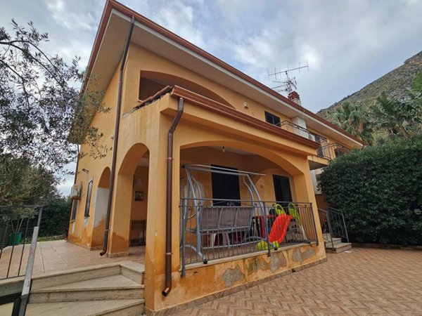 casa indipendente in vendita a Carini in zona Piraineto