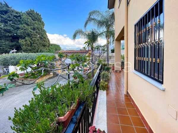 casa indipendente in vendita a Carini in zona Piraineto