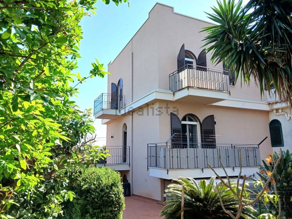 casa indipendente in vendita a Carini in zona Piraineto