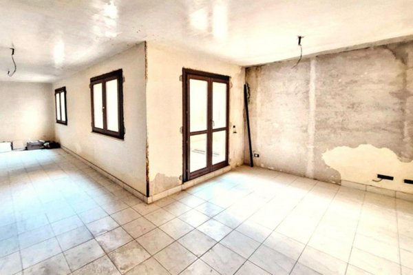 locale di sgombero in vendita a Carini