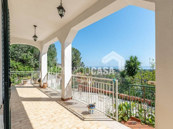 casa indipendente in vendita a Carini in zona Piraineto
