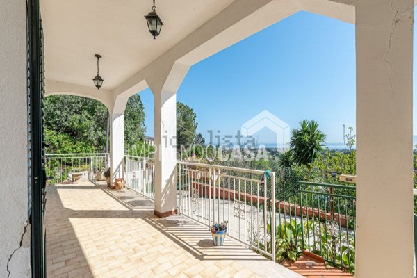 casa indipendente in vendita a Carini in zona Piraineto