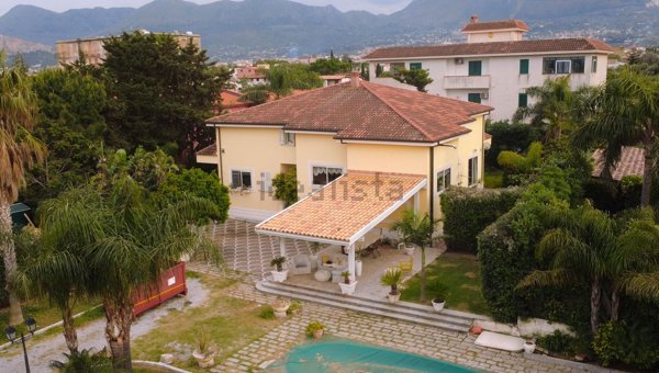 casa indipendente in vendita a Carini in zona Villagrazia di Carini
