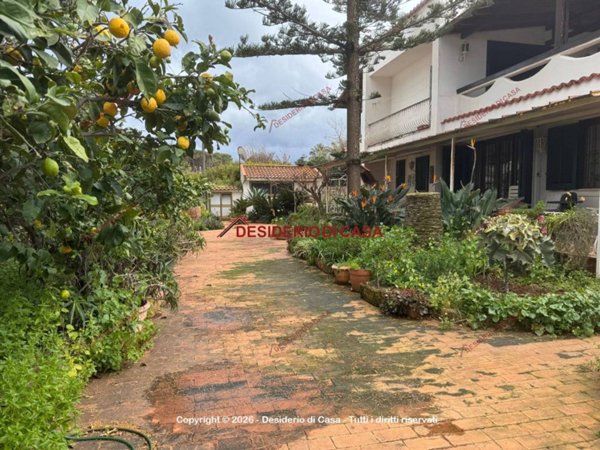 casa indipendente in vendita a Carini in zona Piraineto