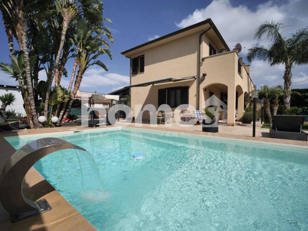casa indipendente in vendita a Carini in zona Piraineto