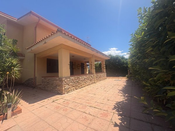casa indipendente in vendita a Carini in zona Piraineto