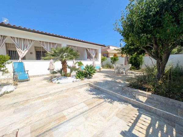 casa indipendente in vendita a Carini in zona Piraineto