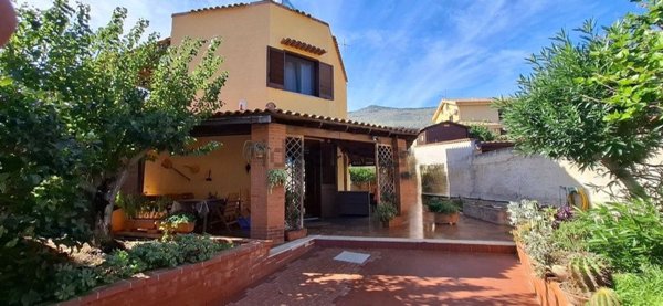 casa indipendente in vendita a Carini in zona Piraineto