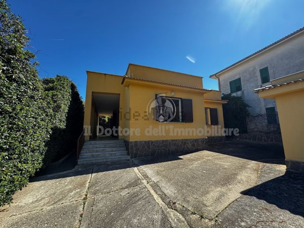 casa indipendente in vendita a Carini in zona Piraineto