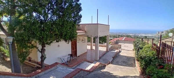 casa indipendente in vendita a Carini in zona Bivio Foresta
