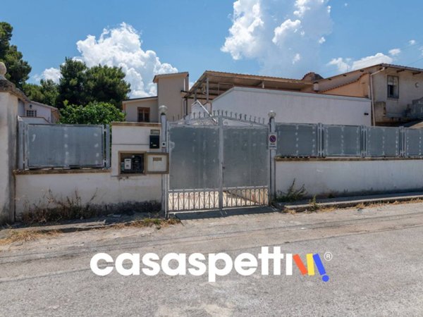casa indipendente in vendita a Carini in zona Piraineto