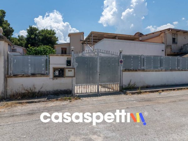 casa indipendente in vendita a Carini in zona Piraineto