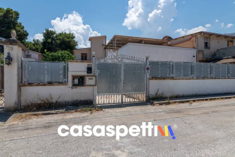 casa indipendente in vendita a Carini in zona Piraineto