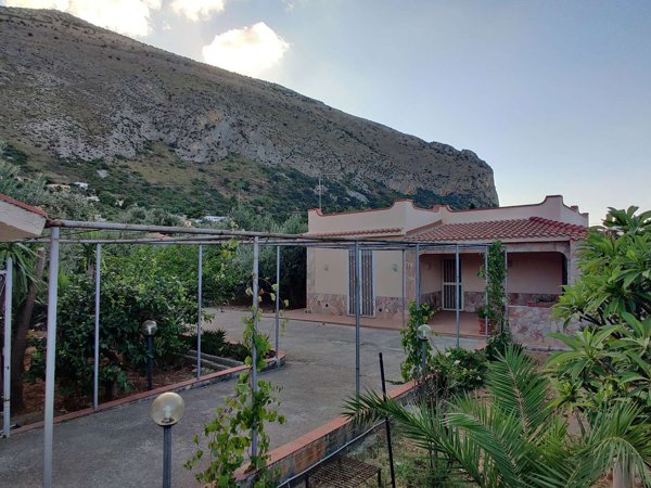 casa indipendente in vendita a Carini in zona Villagrazia di Carini