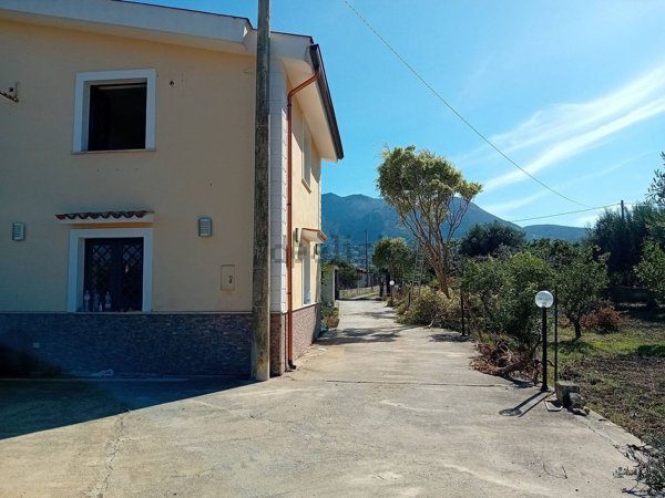 casa indipendente in vendita a Carini in zona Bivio Foresta