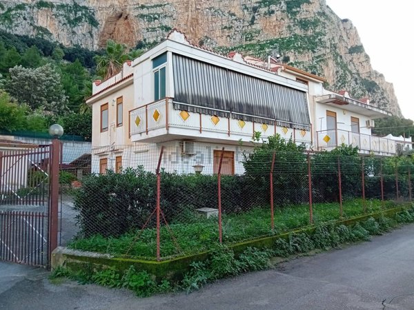 casa indipendente in vendita a Carini in zona Bivio Foresta