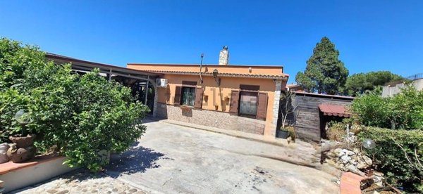 casa indipendente in vendita a Carini in zona Piraineto
