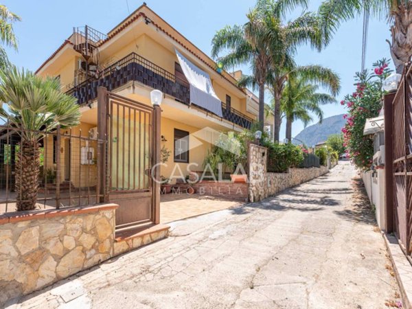 casa indipendente in vendita a Carini