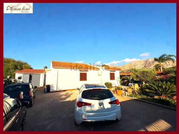 casa indipendente in vendita a Carini in zona Bivio Foresta