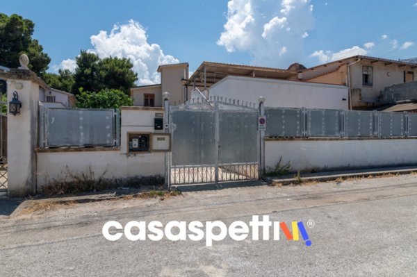 casa indipendente in vendita a Carini in zona Piraineto