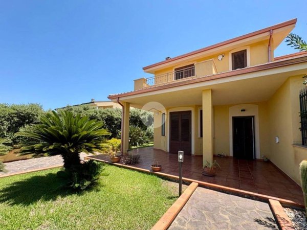casa indipendente in vendita a Carini in zona Piraineto
