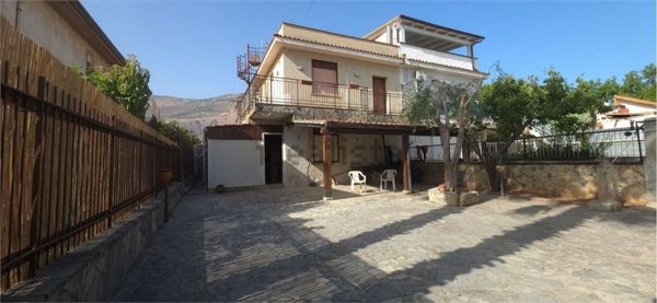 casa indipendente in vendita a Carini in zona Piraineto