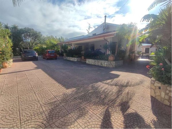 casa indipendente in vendita a Carini in zona Villagrazia di Carini