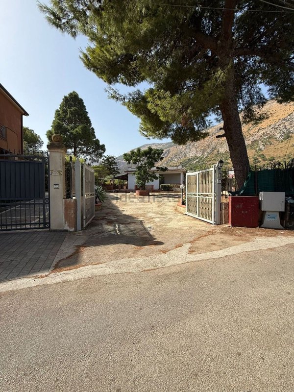 casa indipendente in vendita a Carini in zona Piraineto