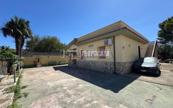 casa indipendente in vendita a Carini in zona Bivio Foresta