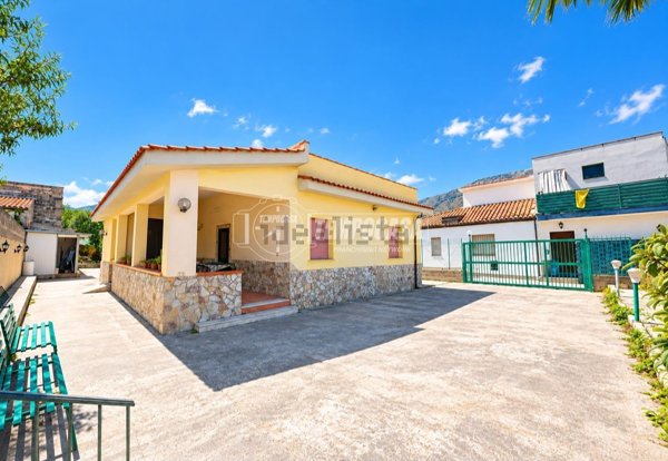 casa indipendente in vendita a Carini in zona Bivio Foresta