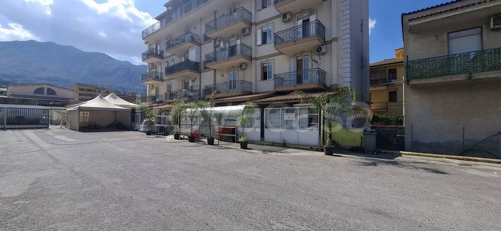 locale commerciale in vendita a Carini