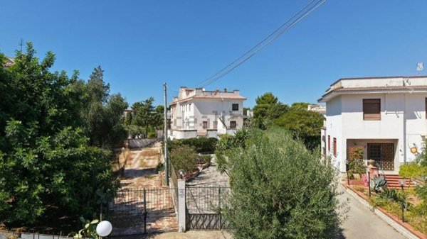 casa indipendente in vendita a Carini in zona Piraineto