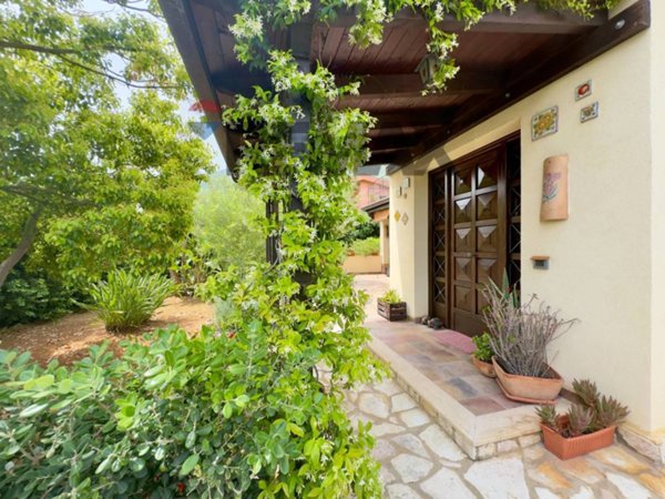 casa indipendente in vendita a Carini in zona Piraineto