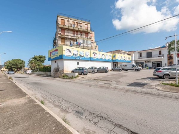 locale commerciale in vendita a Carini