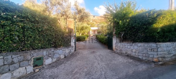 casa indipendente in vendita a Carini in zona Bivio Foresta