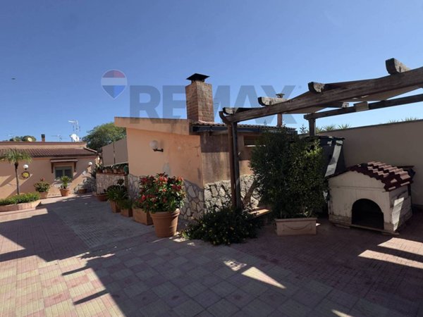 casa indipendente in vendita a Carini in zona Piraineto