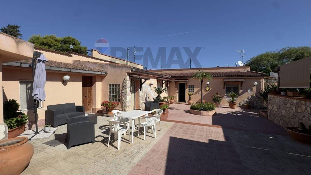 casa indipendente in vendita a Carini in zona Piraineto