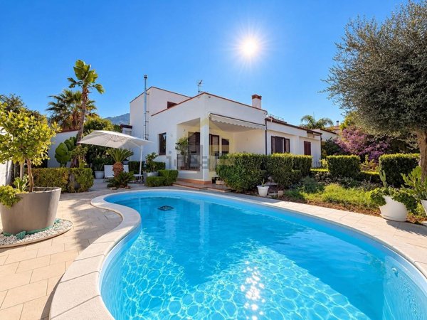 casa indipendente in vendita a Carini