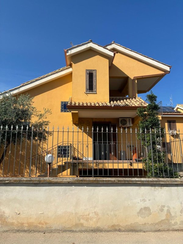 casa indipendente in vendita a Carini in zona Villagrazia di Carini