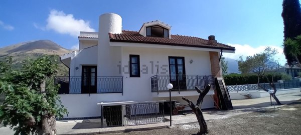casa indipendente in vendita a Carini in zona Bivio Foresta