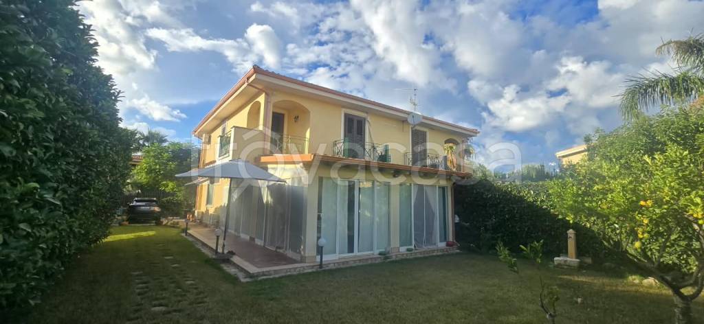 casa indipendente in vendita a Carini in zona Piraineto