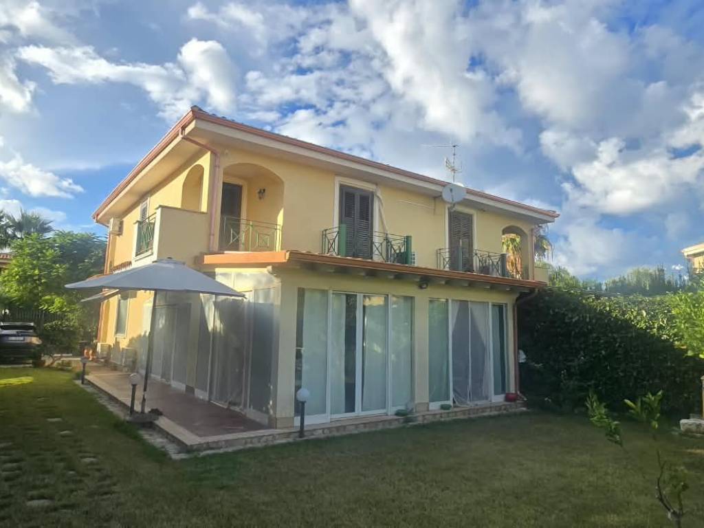 casa indipendente in vendita a Carini in zona Piraineto