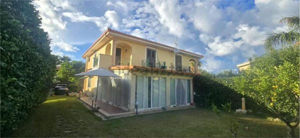 casa indipendente in vendita a Carini in zona Piraineto