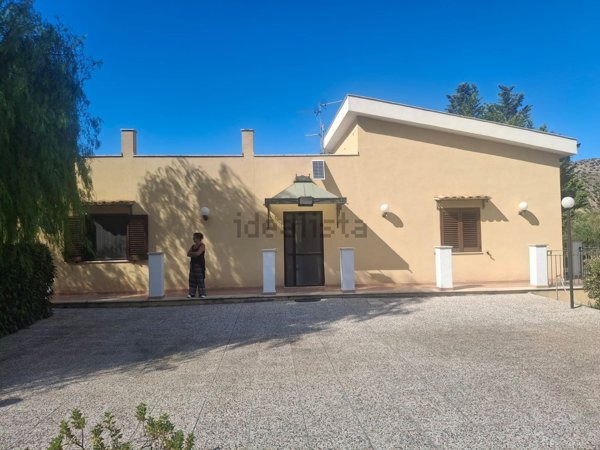 casa indipendente in vendita a Carini in zona Bivio Foresta