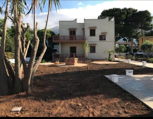 casa indipendente in vendita a Carini in zona Piraineto