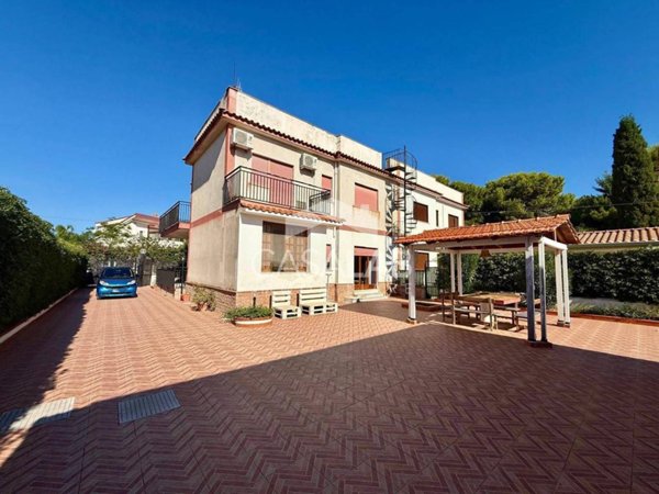 casa indipendente in vendita a Carini in zona Piraineto